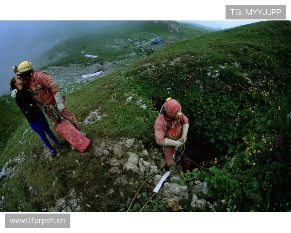 面对顶级中卫：阿尔瓦雷斯如何寻找空间